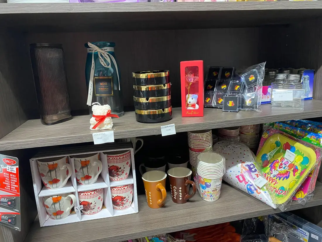 Căni decorative, lumânări și mici cadouri
