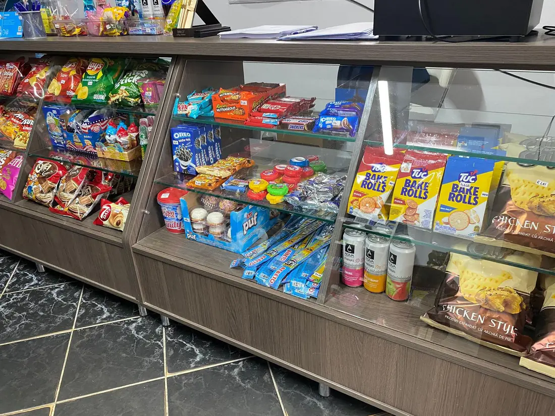 Vitrină cu gustări și snacks-uri