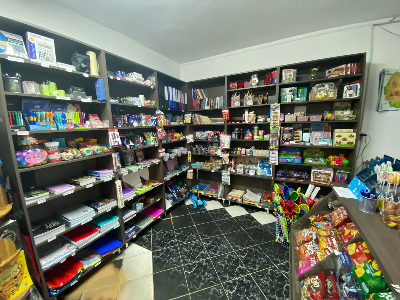 Interiorul Librăriei de Acasă — rafturi bine aprovizionate