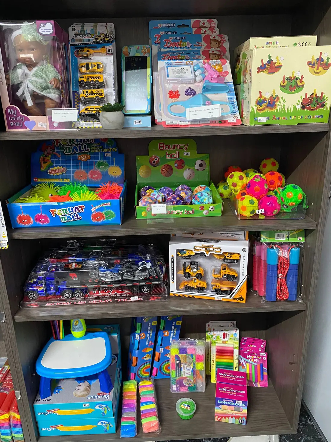Mingi fidget, mașinuțe și corzi de sărit
